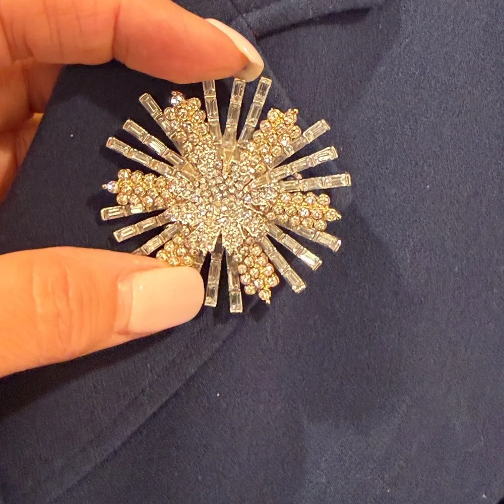 Elegant Gold and Silver crystal Brooch - Picture 3 of 10